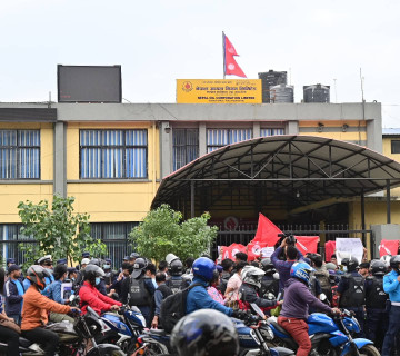 इन्धनकाे मूल्यवृद्धि फिर्ता लिन माग राख्दै विद्यार्थीले आयल निगम घेरे (तस्वीरहरू)